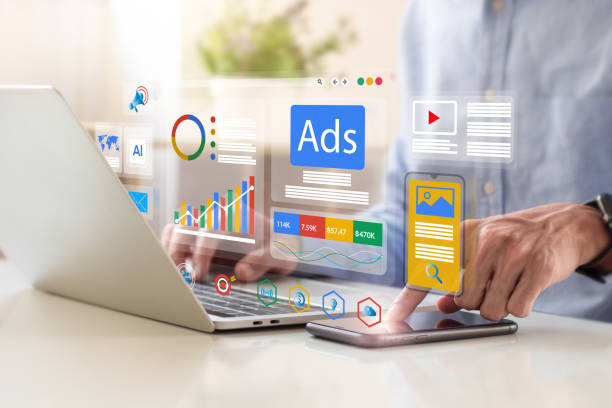 Man gebruikt de laptop voor google ads. Het is belangrijk om te weten wat top ads specialisten doen
